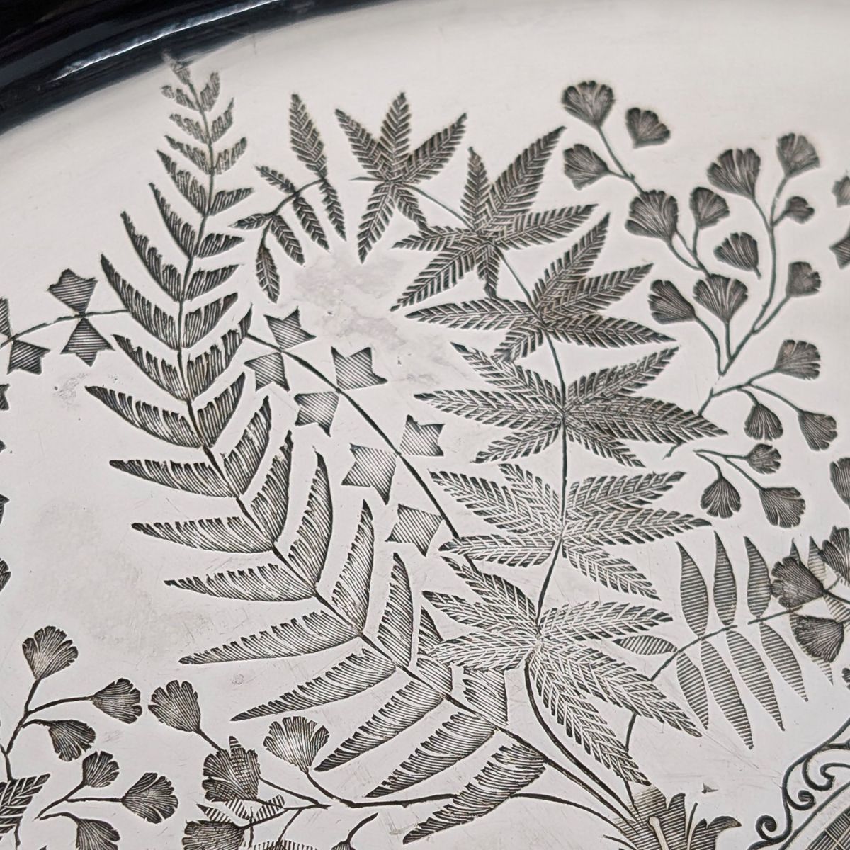 1879年 英国アンティーク シルバープレート製 脚付きサルヴァ 直径30cm Benjamin W Ramsden