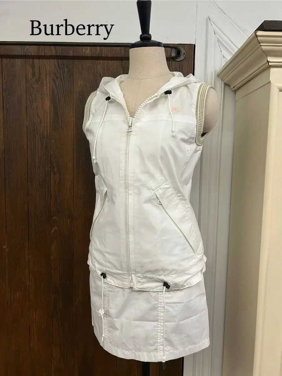 バーバリー ホワイト ベスト-スカート セット