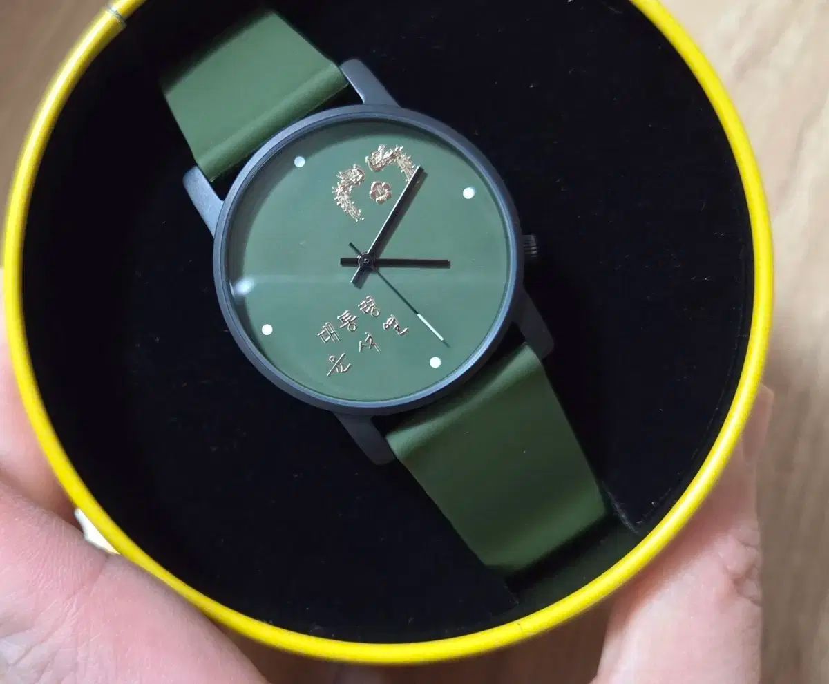 ユンソンニョル 大統領 時計 カーキ色