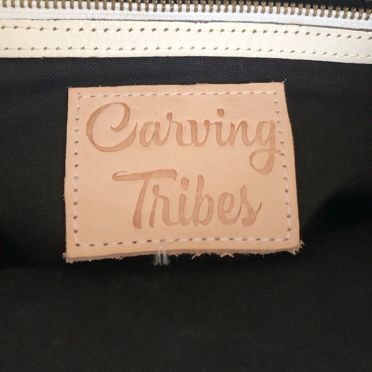 Carving Tribes(カービングトライブス) ショルダーバッグ - 白 型押し加工 レザー