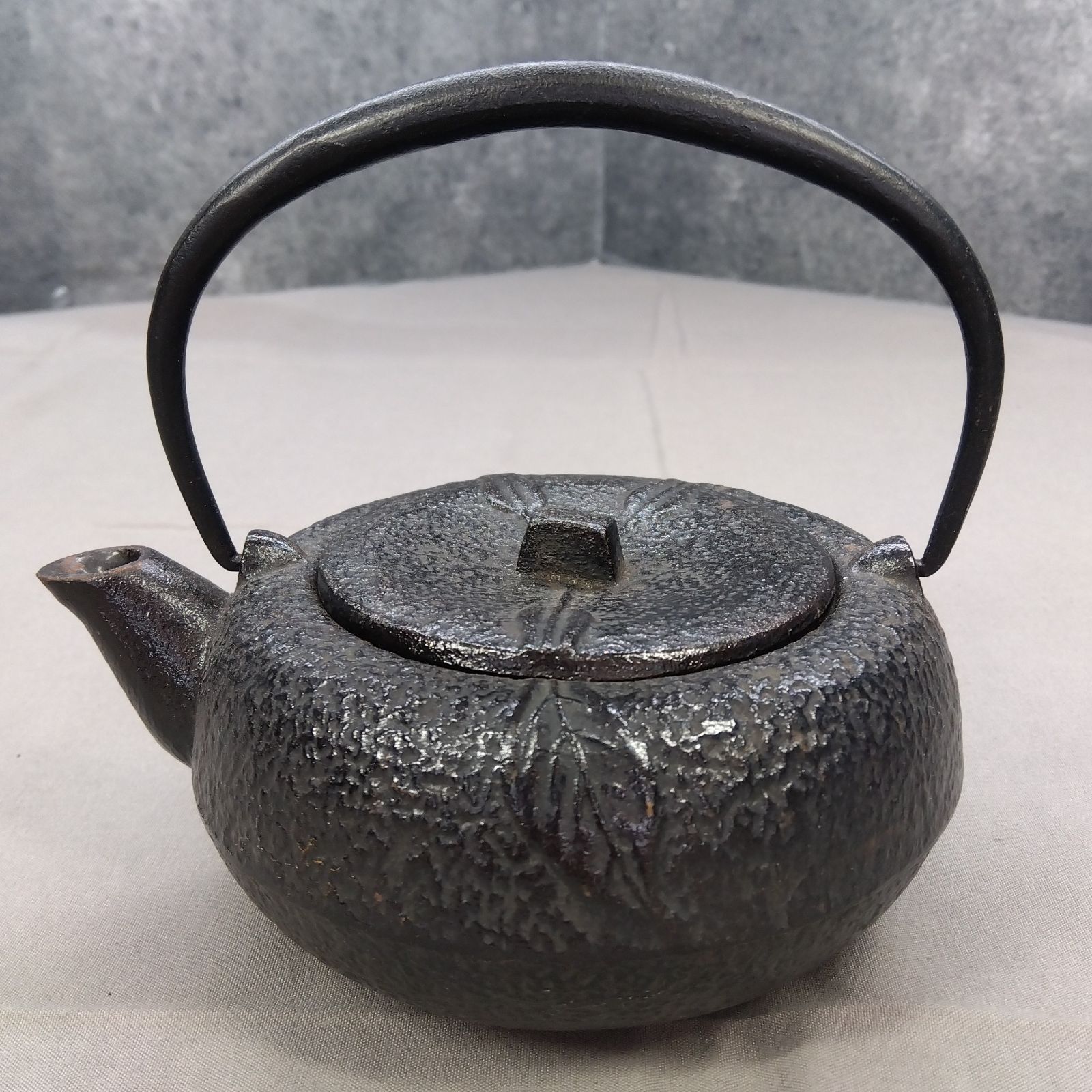 南部鉄器　鉄瓶　急須　松葉　未使用 南部鉄器 鉄瓶 急須 鉄製 松葉文様 茶道具 A523 - メルカリ