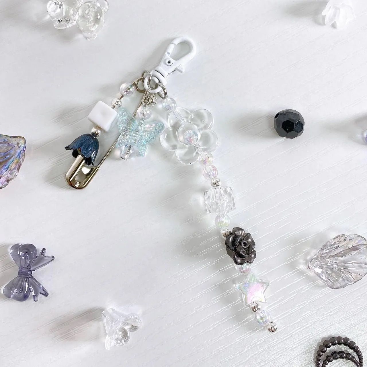 ビーズキーホルダー 韓国 クリア 透明 ホワイト ブラック - メルカリ