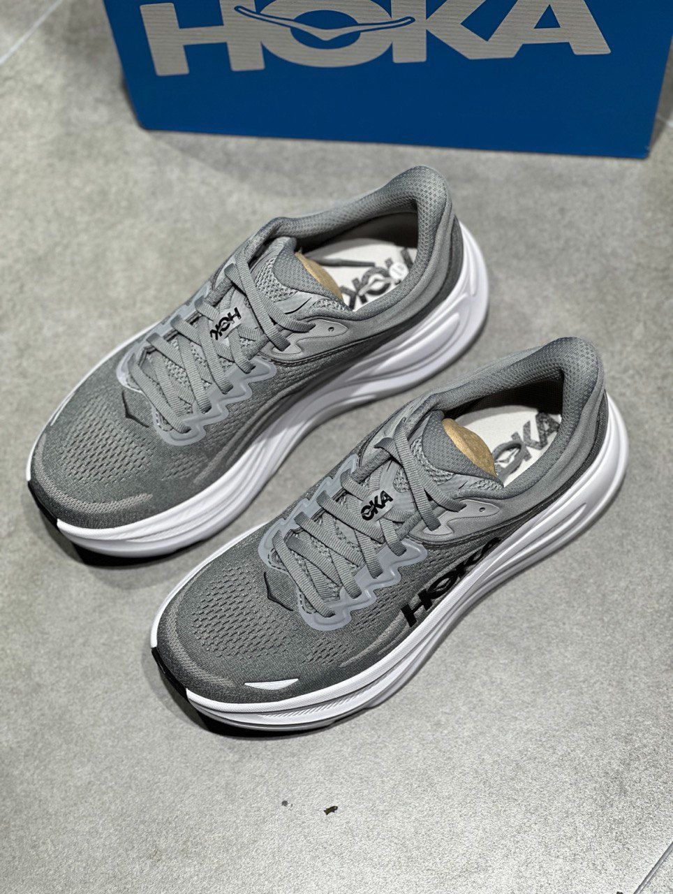 ホカオネオネ BONDI