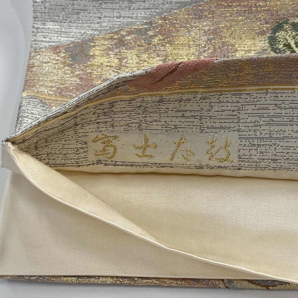 未使用品 名古屋帯 クリームベージュ 縮緬 草花 金彩 長さ3ｍ76㎝ 正絹 袋帯 美品 秀品 落款 草花 鬘帯 金糸 箔 ベージュ 六通 正絹