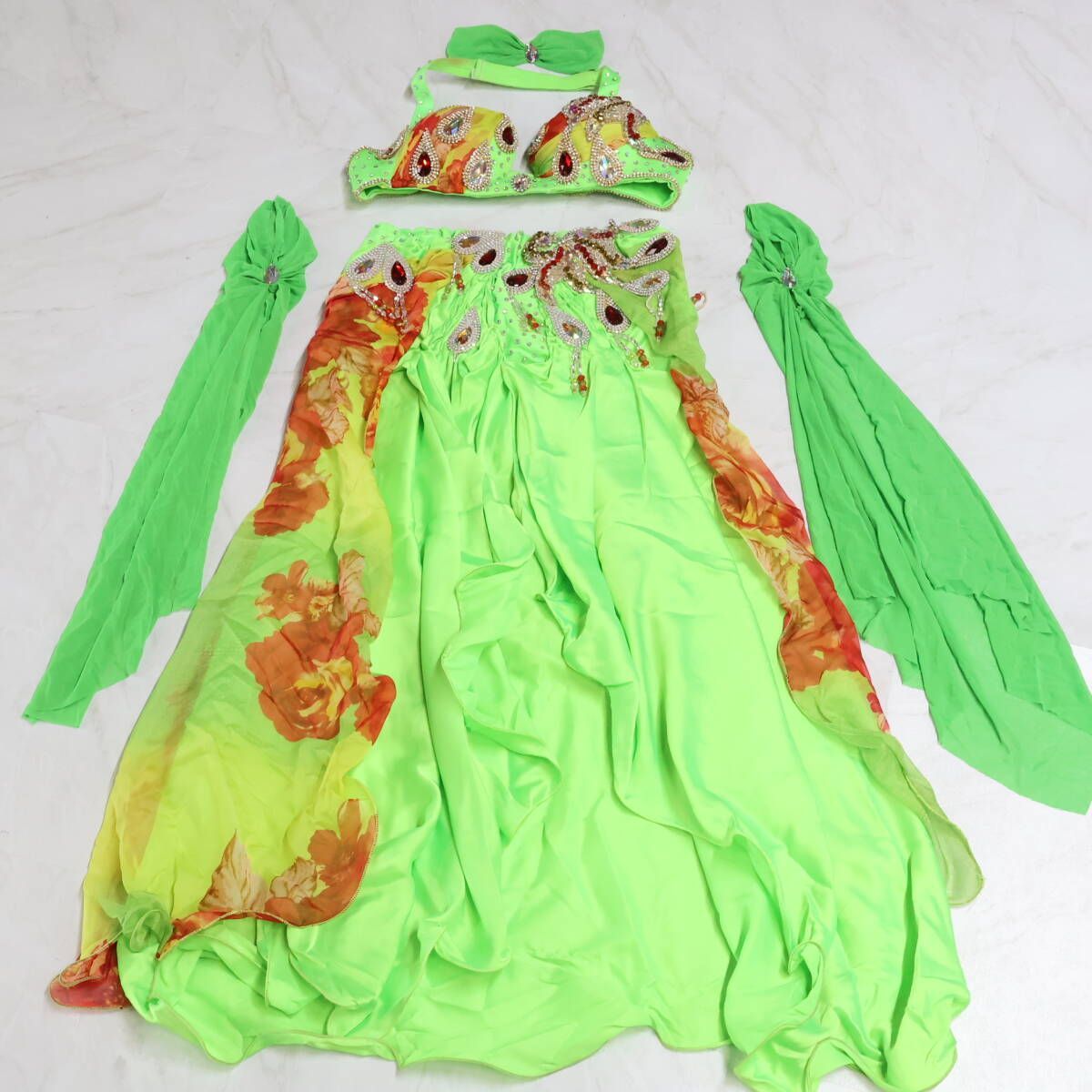 ベリーダンス用 オリエンタル衣装】黄緑色 ラインストーン 赤 シルバー