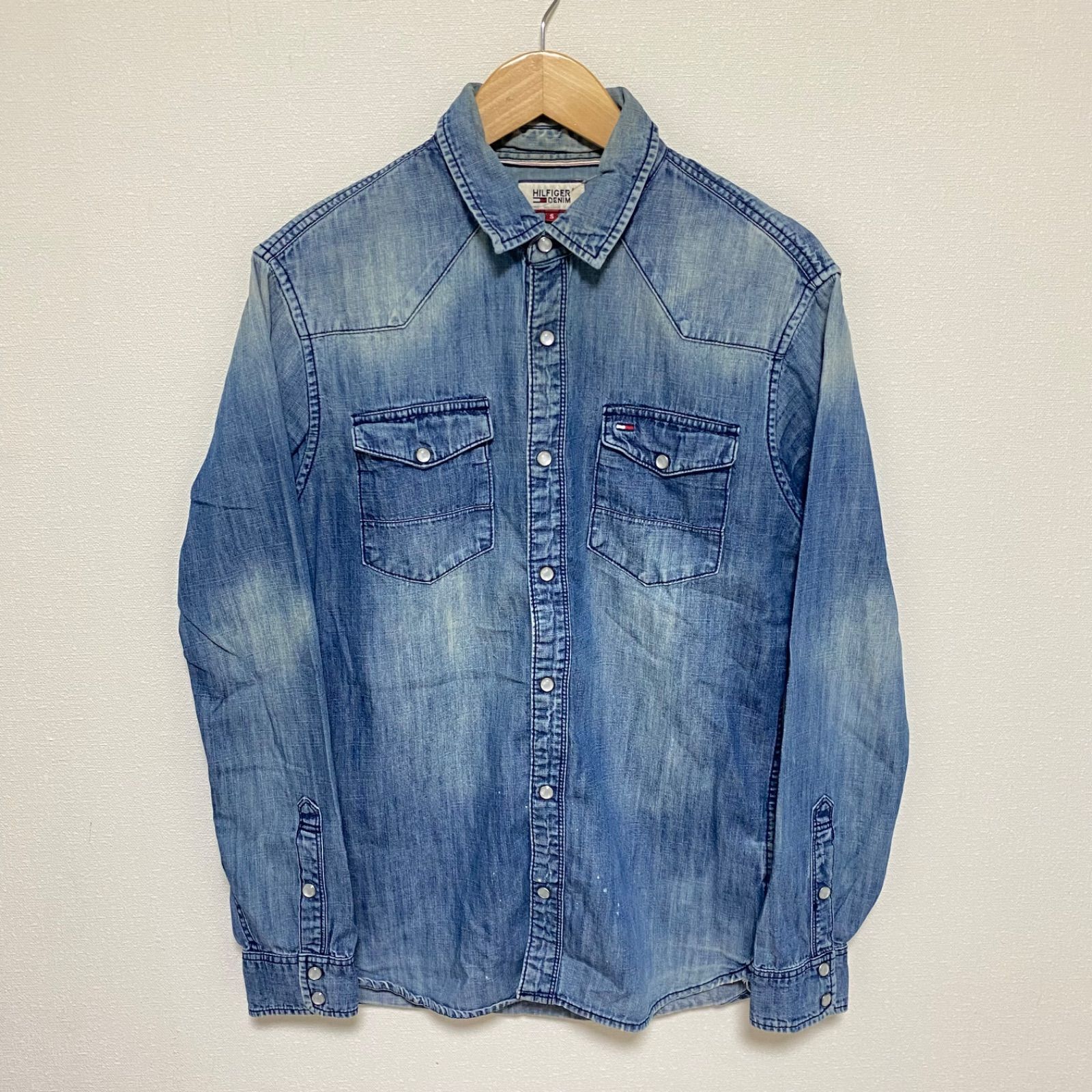 (^w^)b TOMMY HILFIGER DENIM トミーヒルフィガーデニム デニムシャツ シャツ コットン 綿 100% ウエスタン ボタン ロゴ  ワンポイント インディゴ ブルー ヴィンテージ感 アメカジ ストリート 羽織 フェード メンズ サイズS