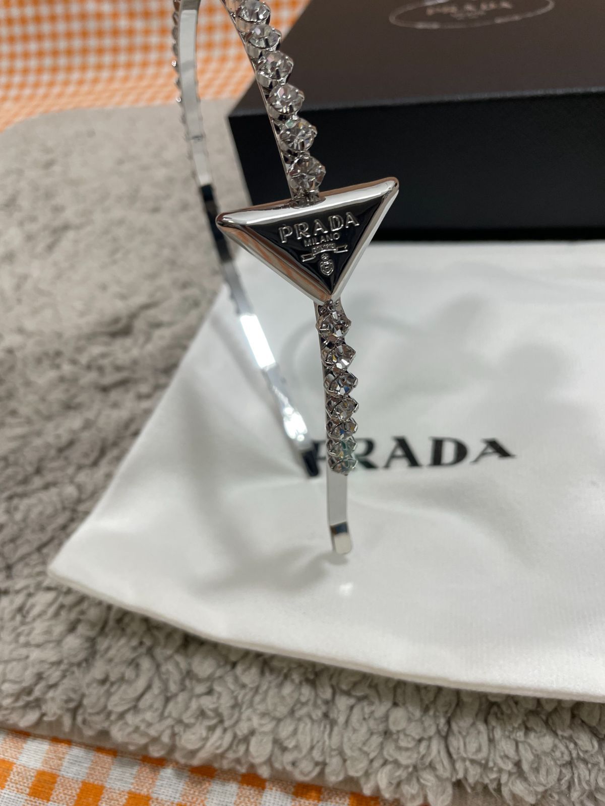 かなり綺麗PRADA プラダ　クリスタル ロゴ カチューシャ