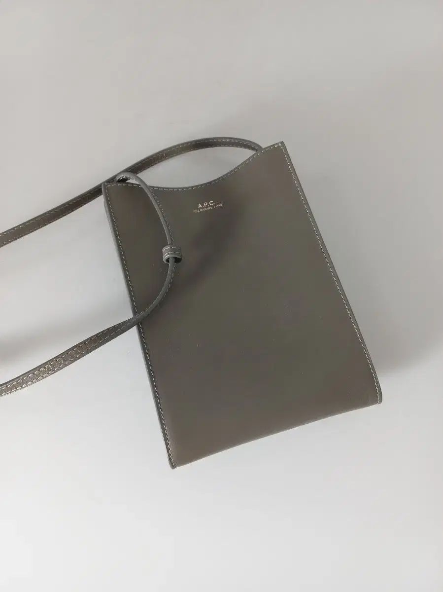 A.P.C アー ペー セー jamie 首 ポーチ エトープ