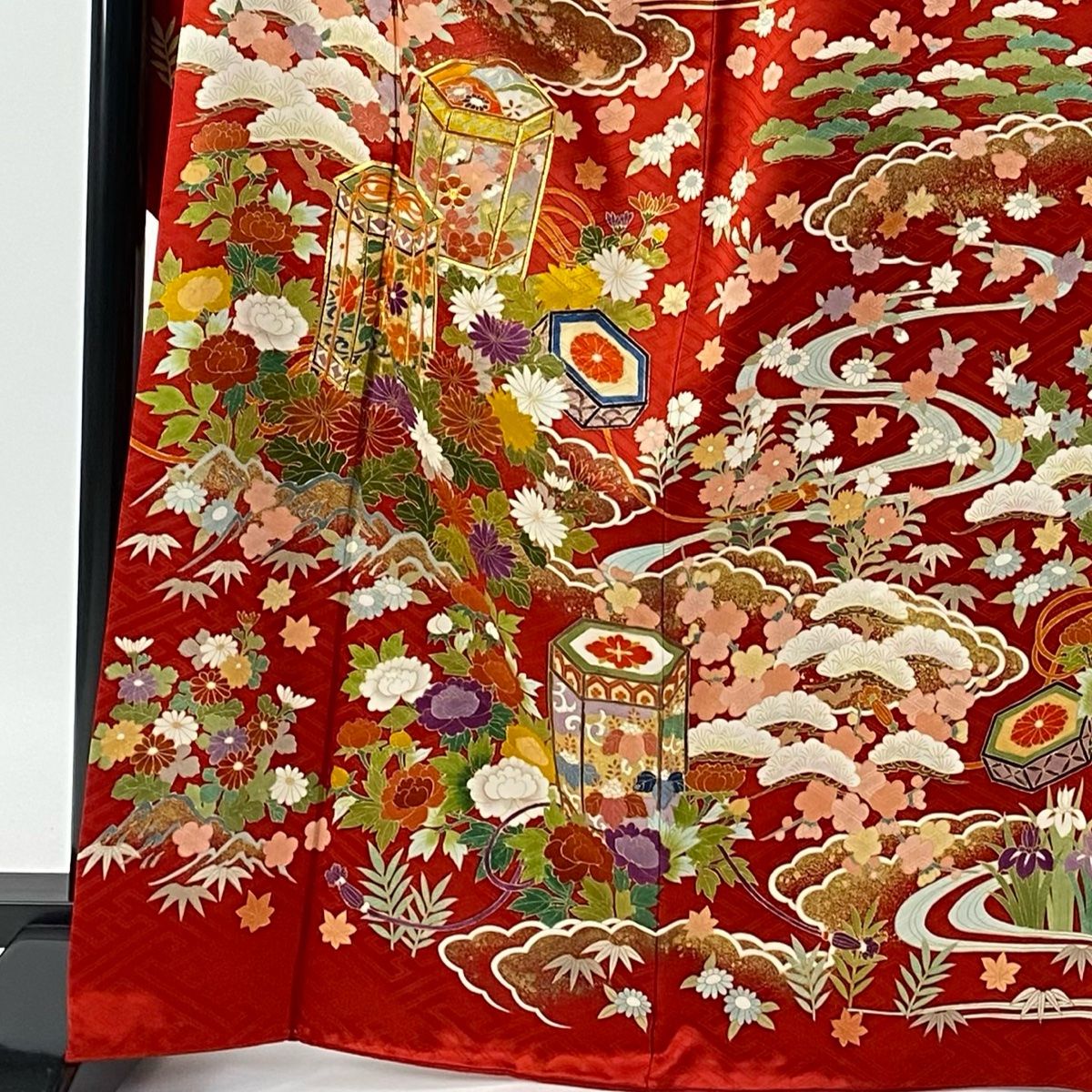 正絹　金駒刺繍金彩松竹梅に貝桶模様振袖　単品　赤 楽天市場】【新品】 振袖 着物 正絹 袷 フォーマル 金駒刺繍