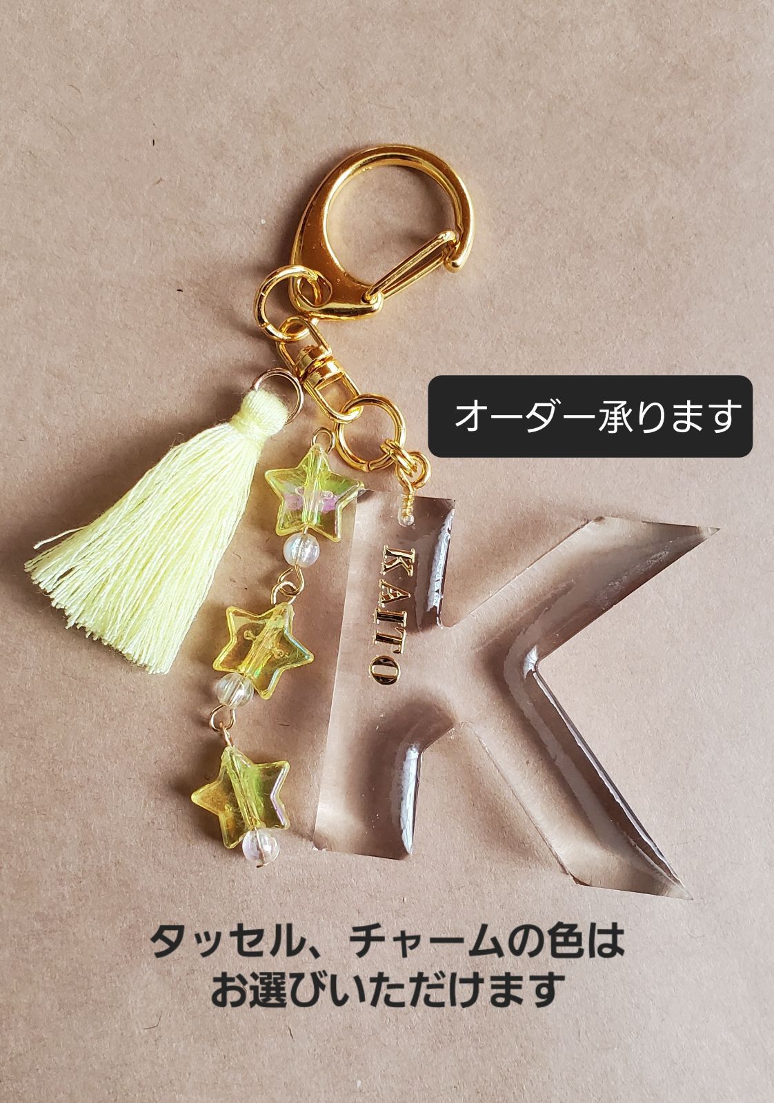 レジン「K」熱砂のイニシャルチャーム - アクセサリー