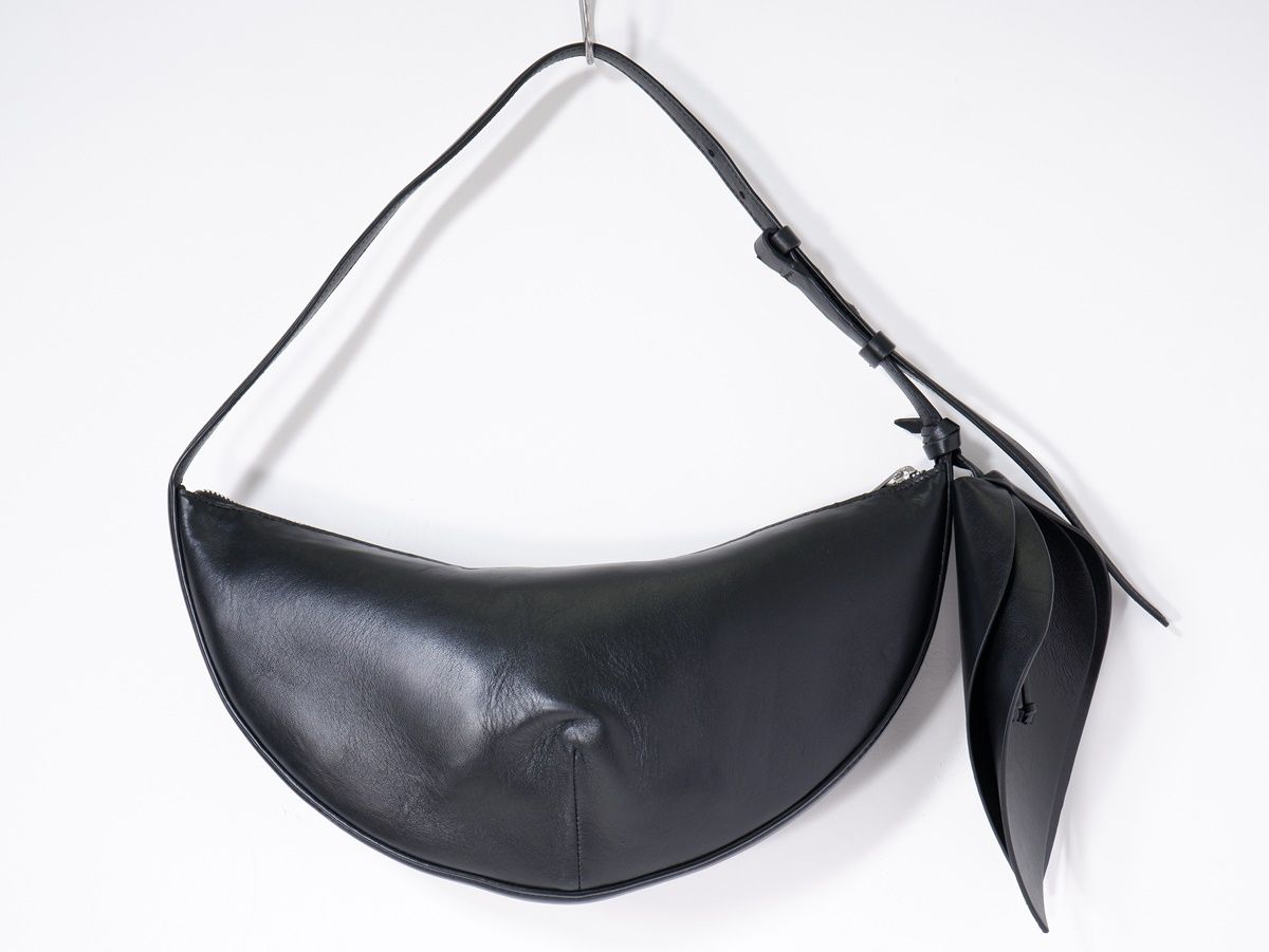 Massimo Duttiマッシモドゥッティ Nappa leather half-moon bag with flower detail レザーハーフムーンバッグ - LBGA77862