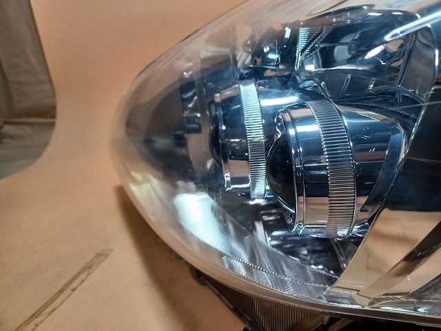 ZVW40W 左ヘッドランプ