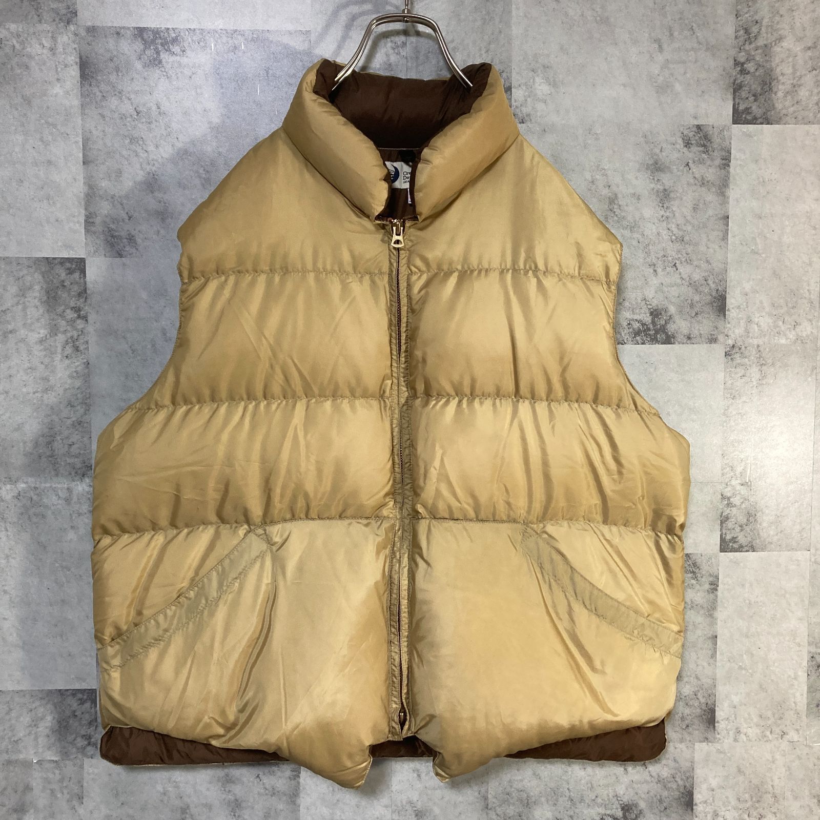 クレセントダウンワークス ベージュ ダウンベスト メンズ Sサイズ