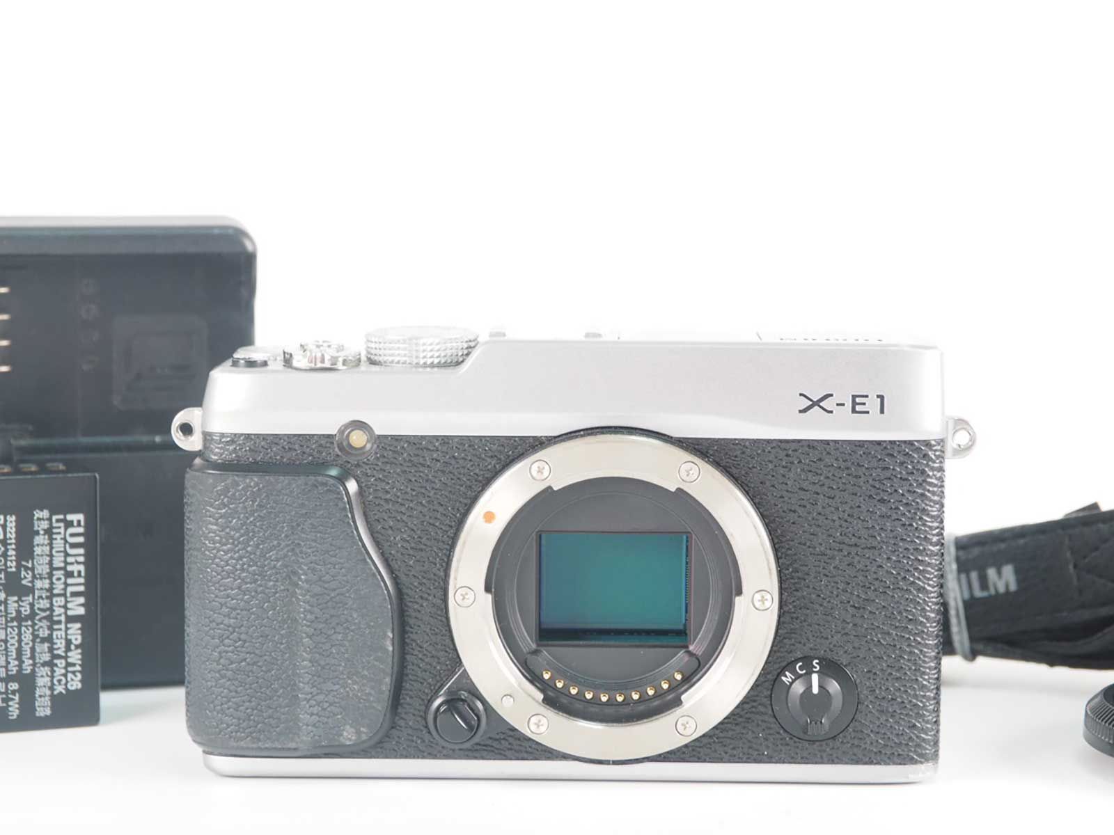 富士フィルム Fujifilm Fuji X Series X-E1 16.3MP Digital SLR Camera Body Silver Z5490A