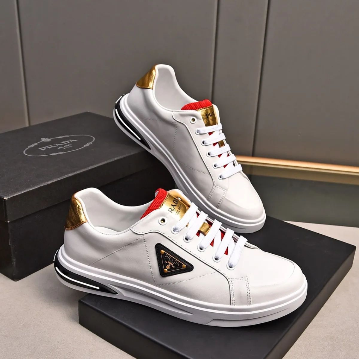 新品未使用 ??PRADA プラダ スタイリッシュなメンズカジュアルシューズ 