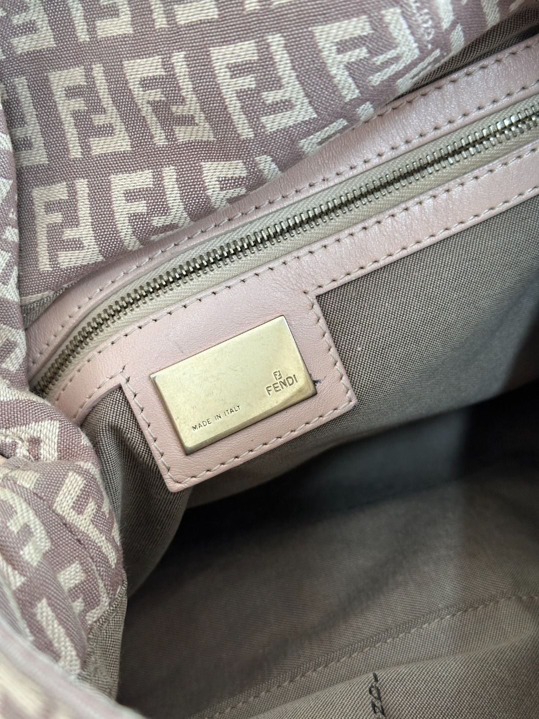 ✨美品✨FENDI／フェンディ✨スカート✨ズッカ柄✨国内正規品 フェンディ/FENDI ズッカ柄ステンカラーコートが入荷いたしまし
