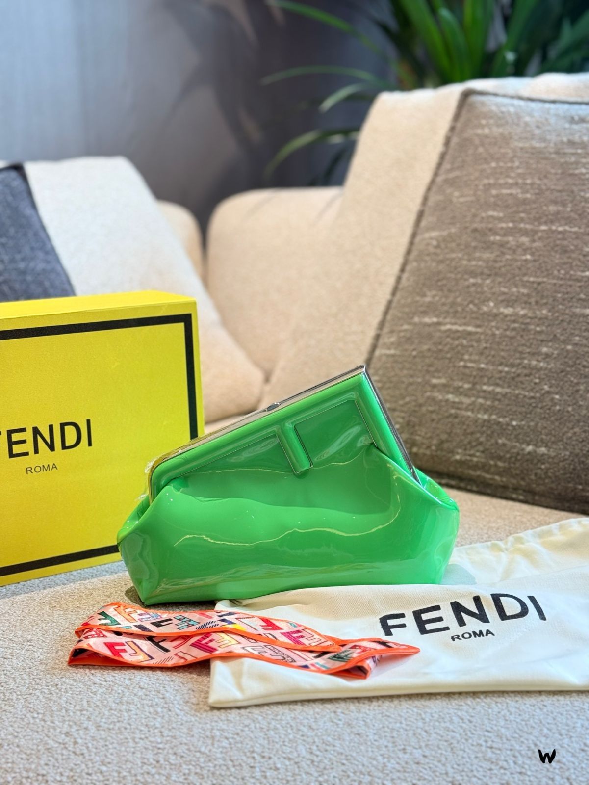 FENDI ファースト ミディバッグ - ベージュ パテントレザー |