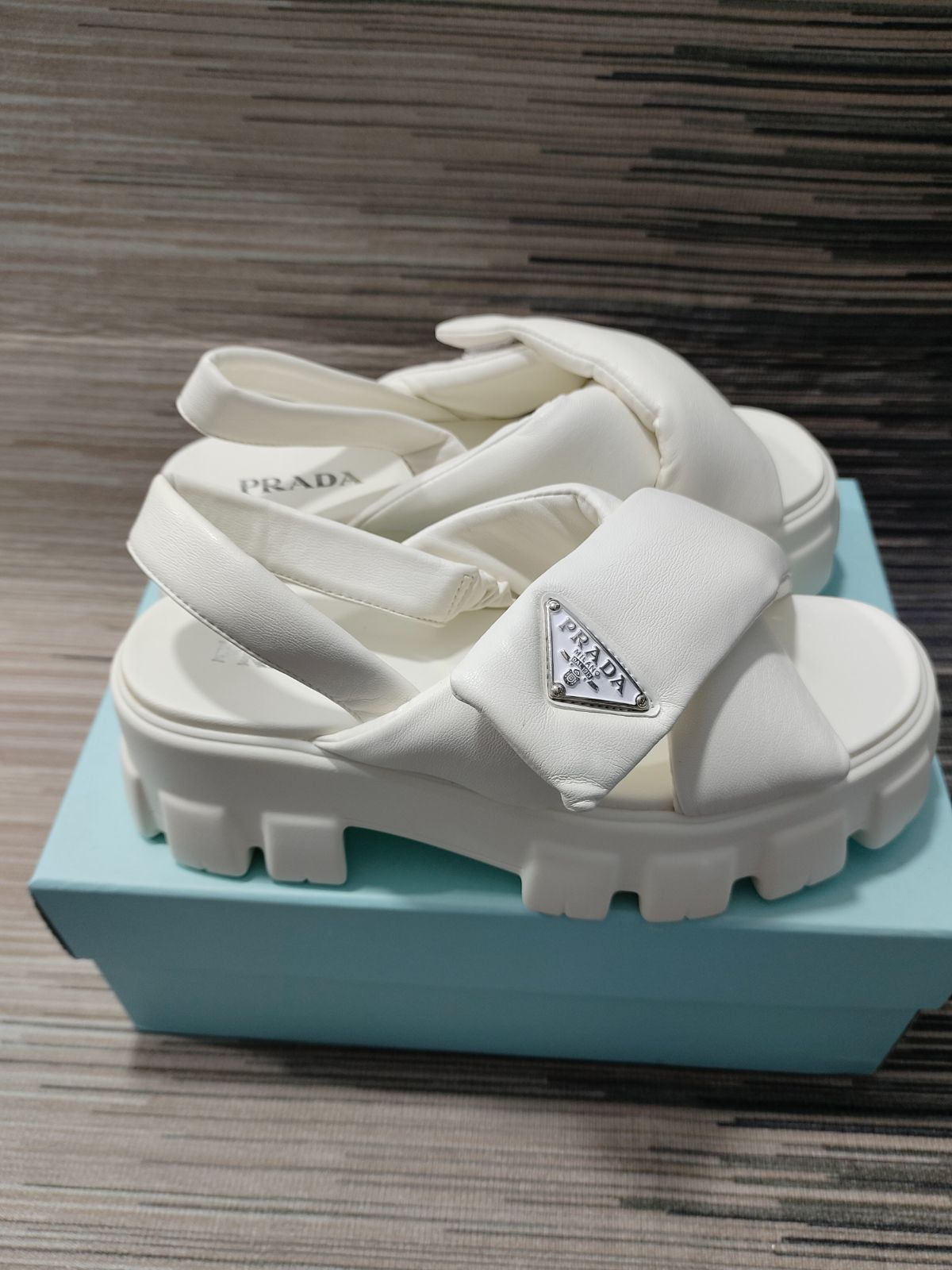 新品☆未使用PRADA プラダ サンダルモノリスパディングサンダル極?美 
