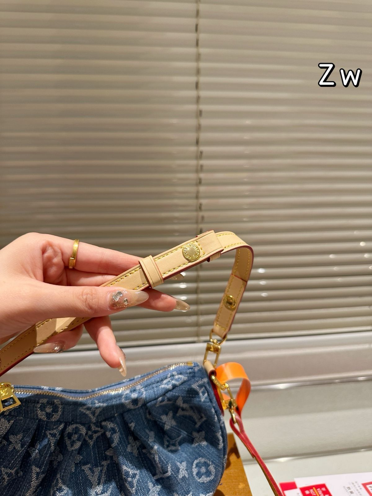 【使い勝手抜群】LOUIS VUITTON★Pochette Valley ハンドバッグ UNBOXING: Louis Vuitton Pochette Valley💙 | What it Fits