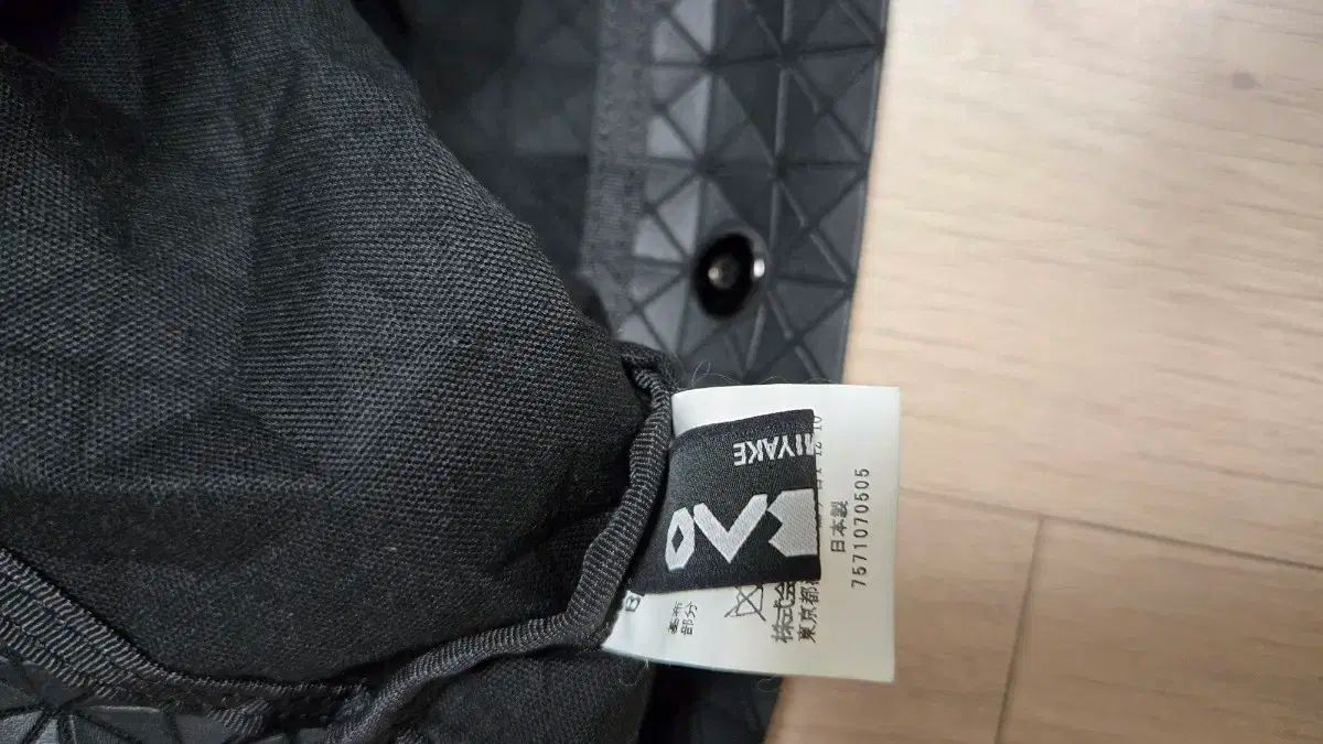 BAO BAO バオバオ イッセイミヤケ クラッチバッグ レッド ブラック バッグ＆財布／ポーチ＆クラッチバッグ – isseymiyake.com
