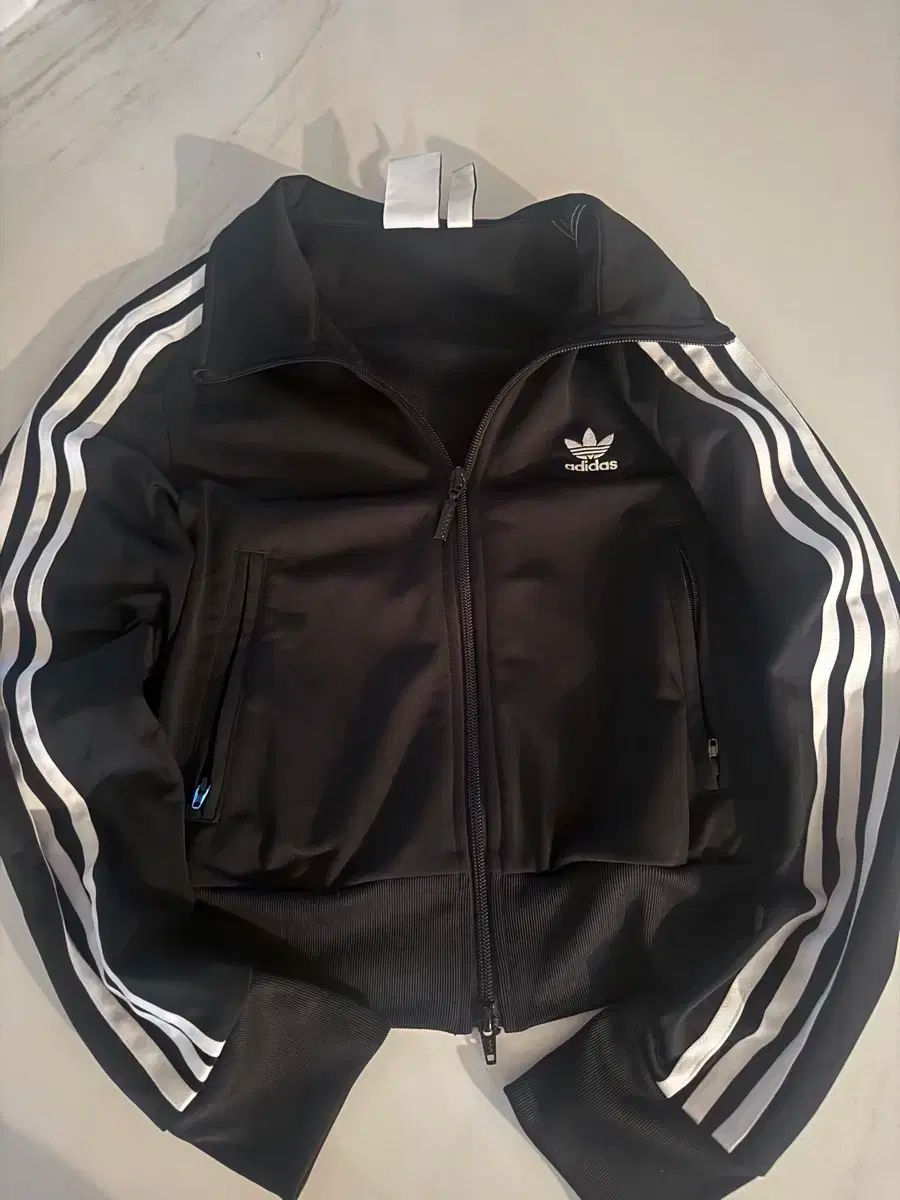 adidas アディダス クロップド トラックトップス 黒