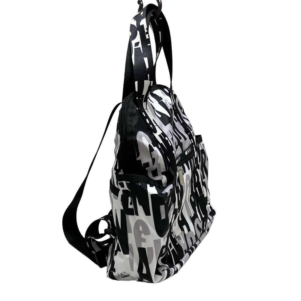 - 黒×白×グレーベージュ