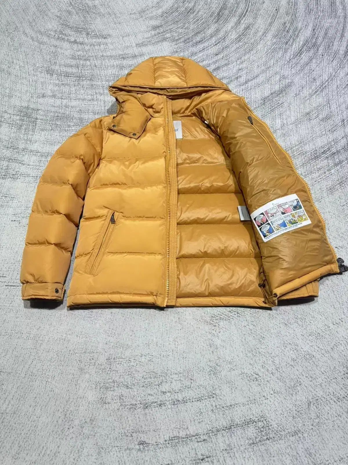 MONCLER(モンクレール) ユニセックス カジュアル ロゴ 黄色