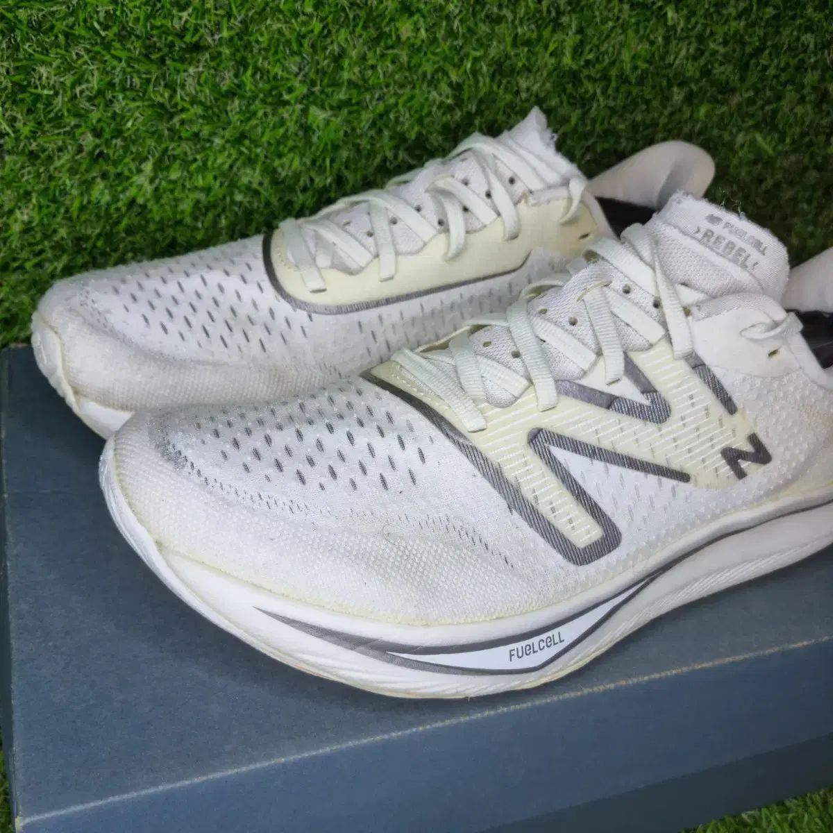 New Balance ニューバランス フューエルセル レベル 白 スニーカー 270