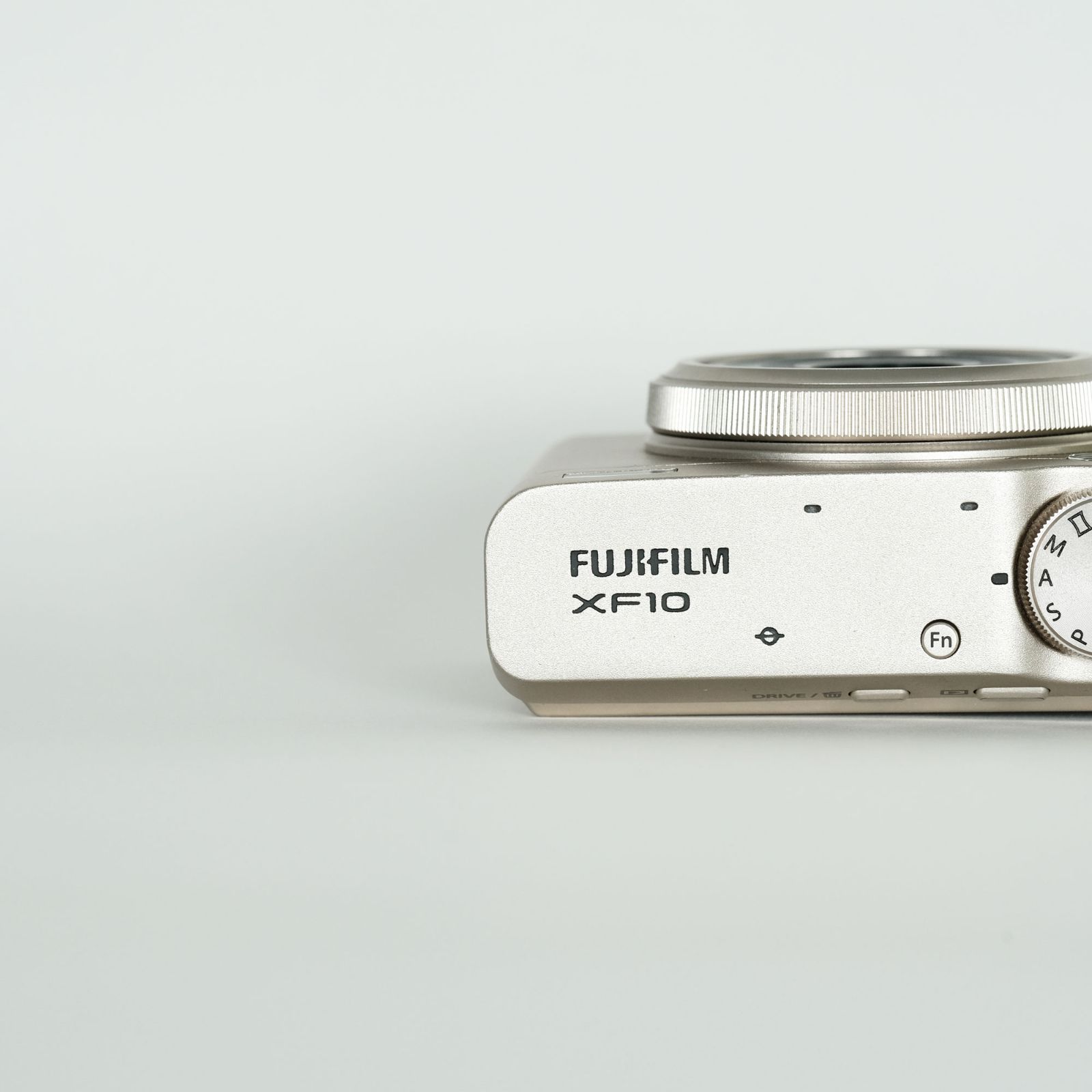 注意事項あり] FUJIFILM XF10 シャンパンゴールド / コンパクト