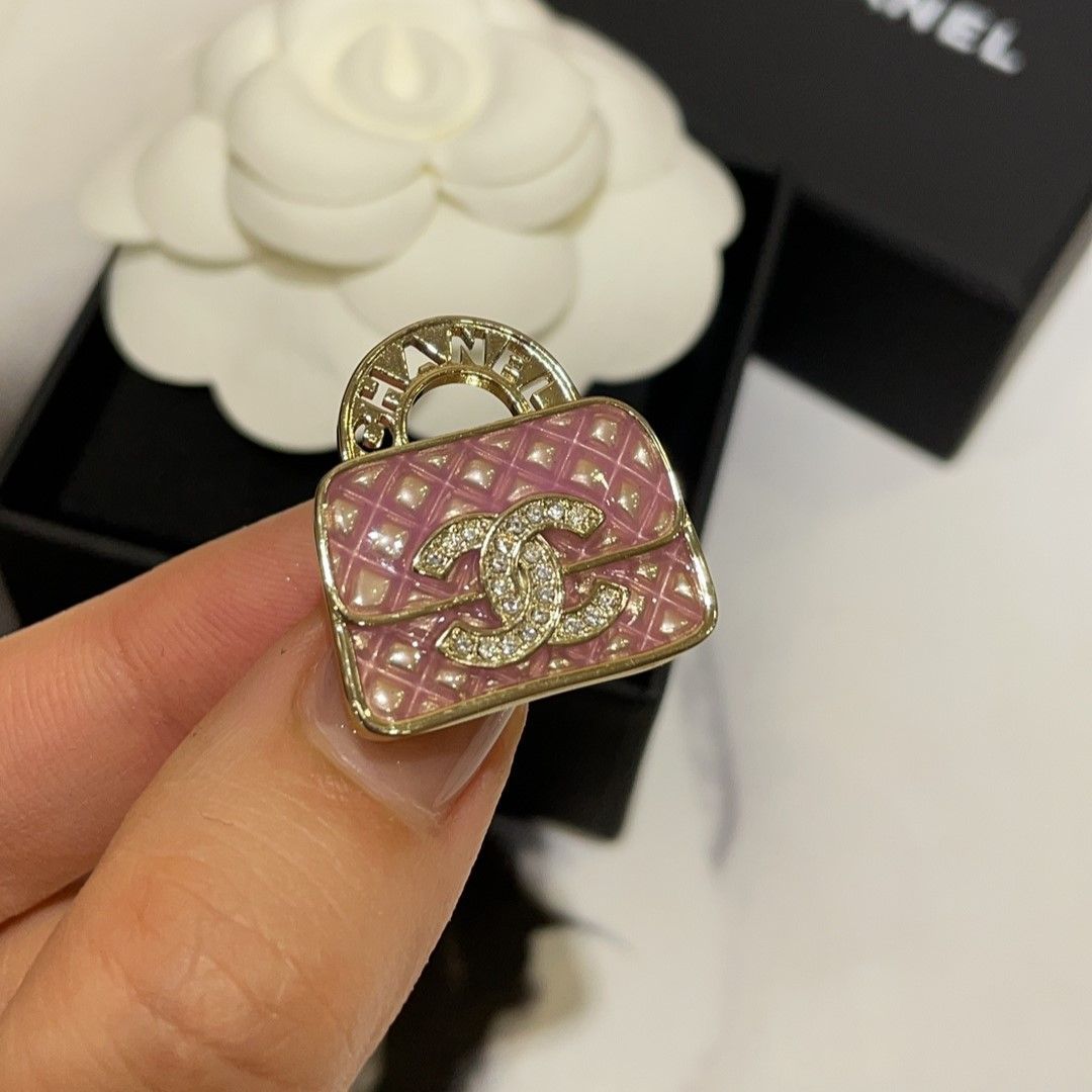 CHANEL】シャネル 新品 ピンクキルトバッグ風ブローチ 菱格紋デザイン、クリスタルダブルCおすすめ - メルカリ