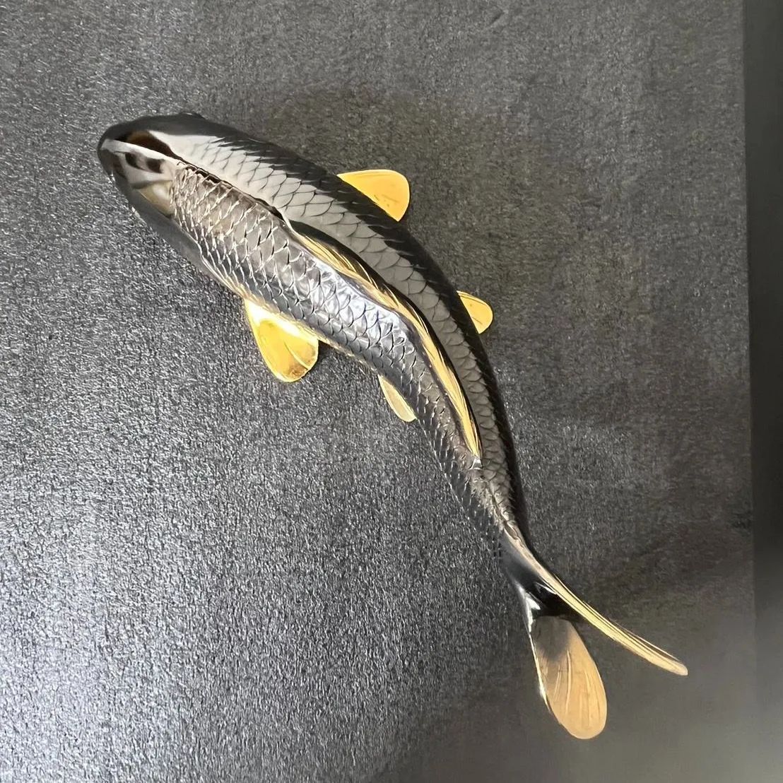 AH68 金属工芸 双鯉 寿山 豊 置物 オブジェ鯉 飾り台付 黒鯉金鯉 二匹 AH68 金属工芸 双鯉 寿山 豊 置物 オブジェ鯉 飾り台付 黒鯉金鯉 二匹