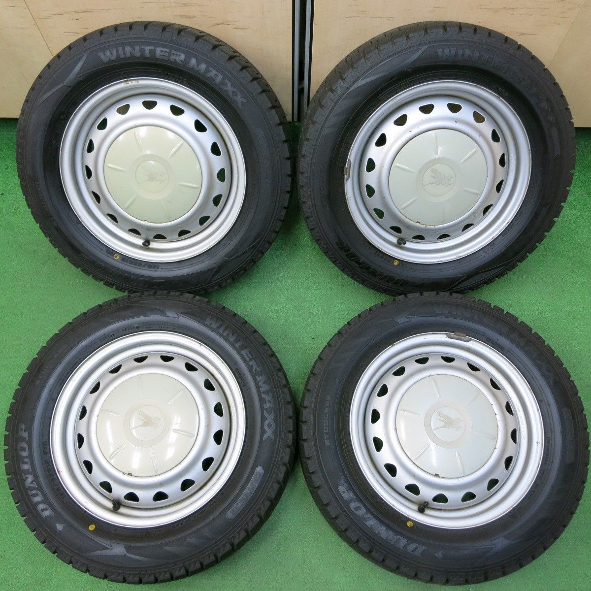 *送料無料* バリ溝！キレイ！9.5分以上スタッドレス 195/65R15 ダンロップ ウインターマックス WM02 スチール 15インチ PCD100 114.3/4H マルチ4050111イス