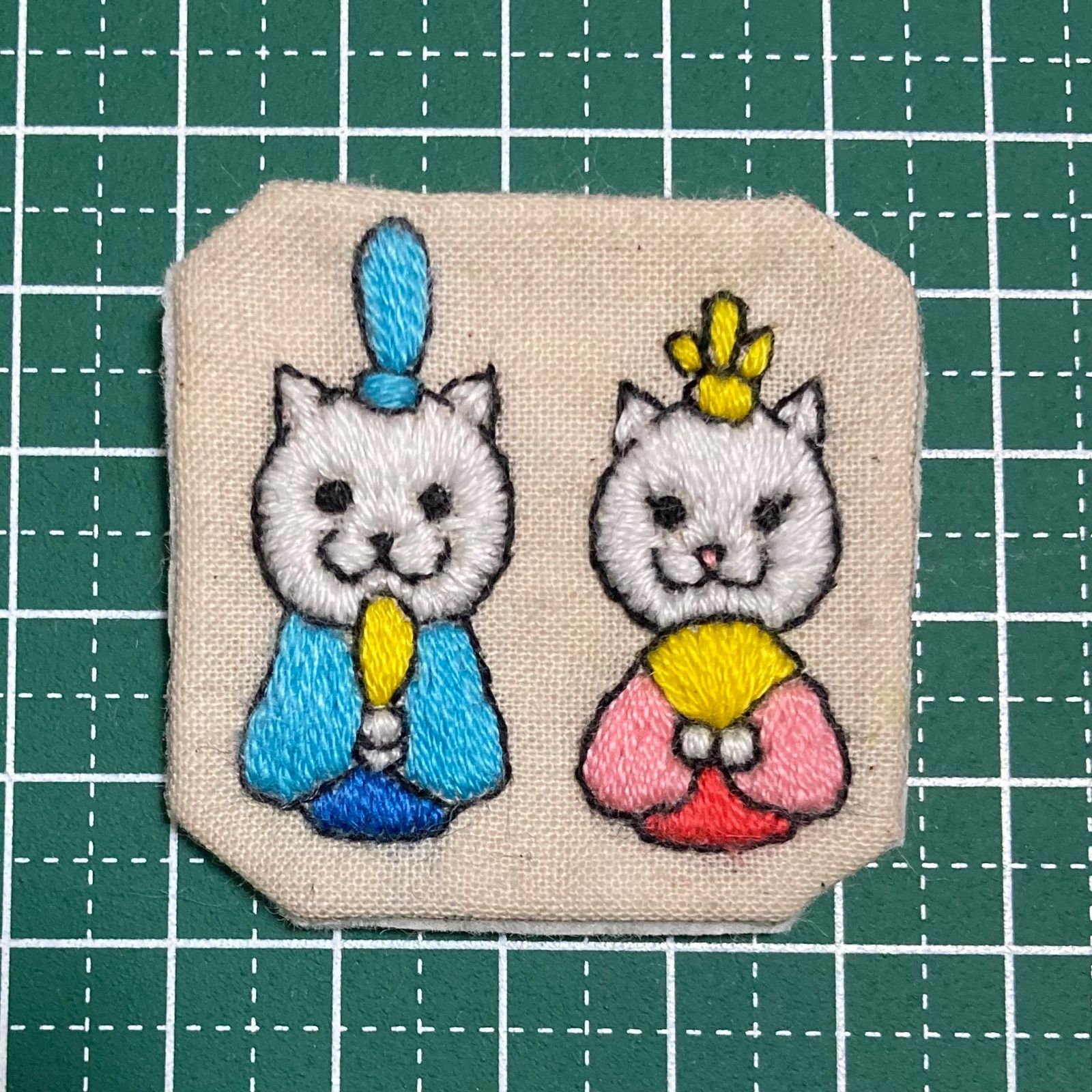 白猫のひにゃ祭り刺繍ブローチ kagisippo7 ひな祭り - メルカリ