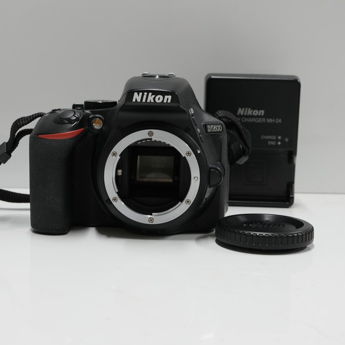 Nikon D5600 ボディ USED超美品 デジタル一眼レフカメラ APS-C Wi-Fi  