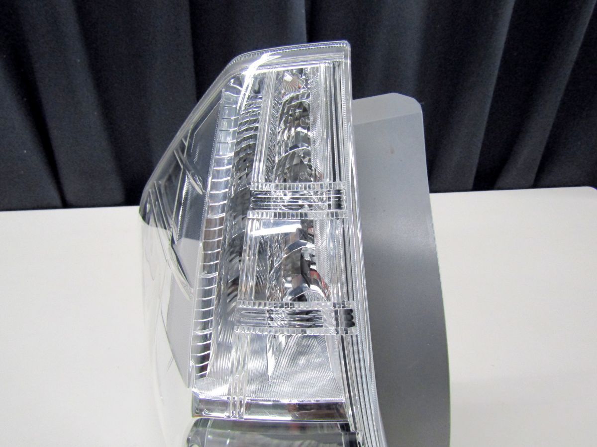 トヨタ　プリウスα  純正左テールランプ　STANLEY 47-46 トヨタプリウスα 純正左テールランプSTANLEY 47-46