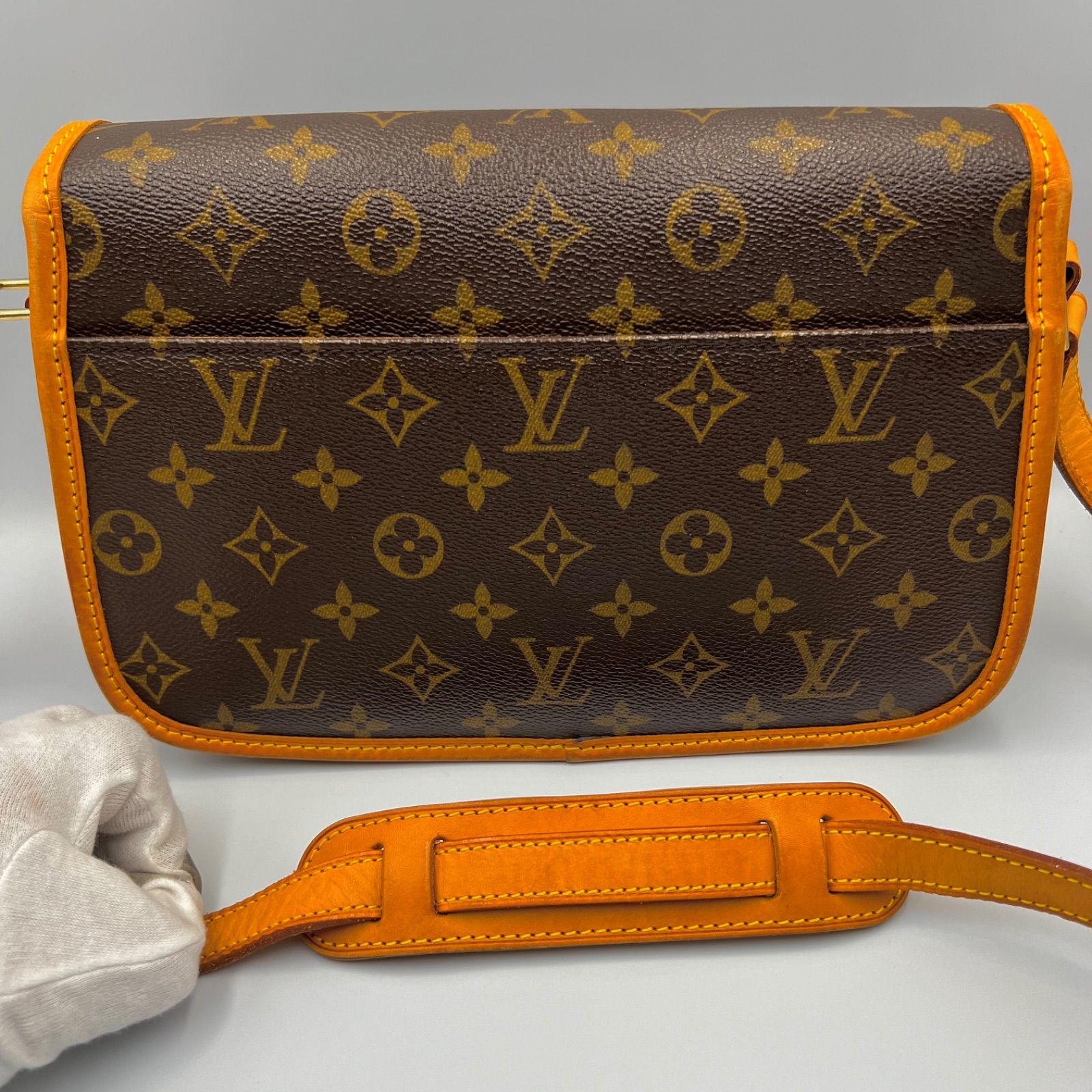 極美品‼️ LOUIS VUITTON ルイヴィトン LV 斜めがけ ショルダーバッグ ソローニュ モノグラム キャンバス ゴールド金具 国内正規品  M42250 値下げ中 - メルカリ