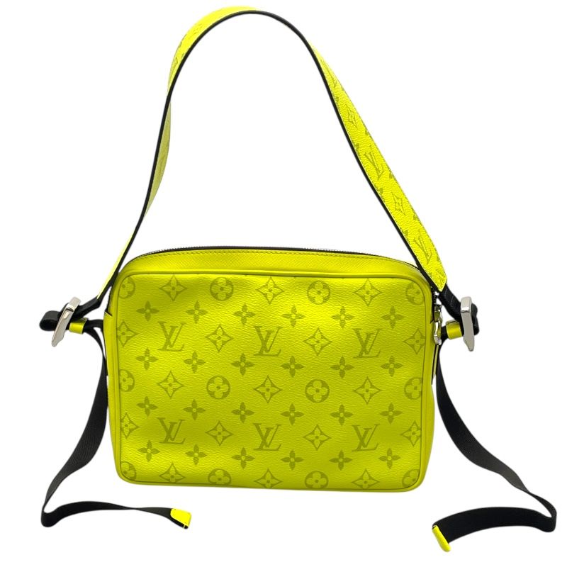 VUITTON アウトドアメッセンジャー