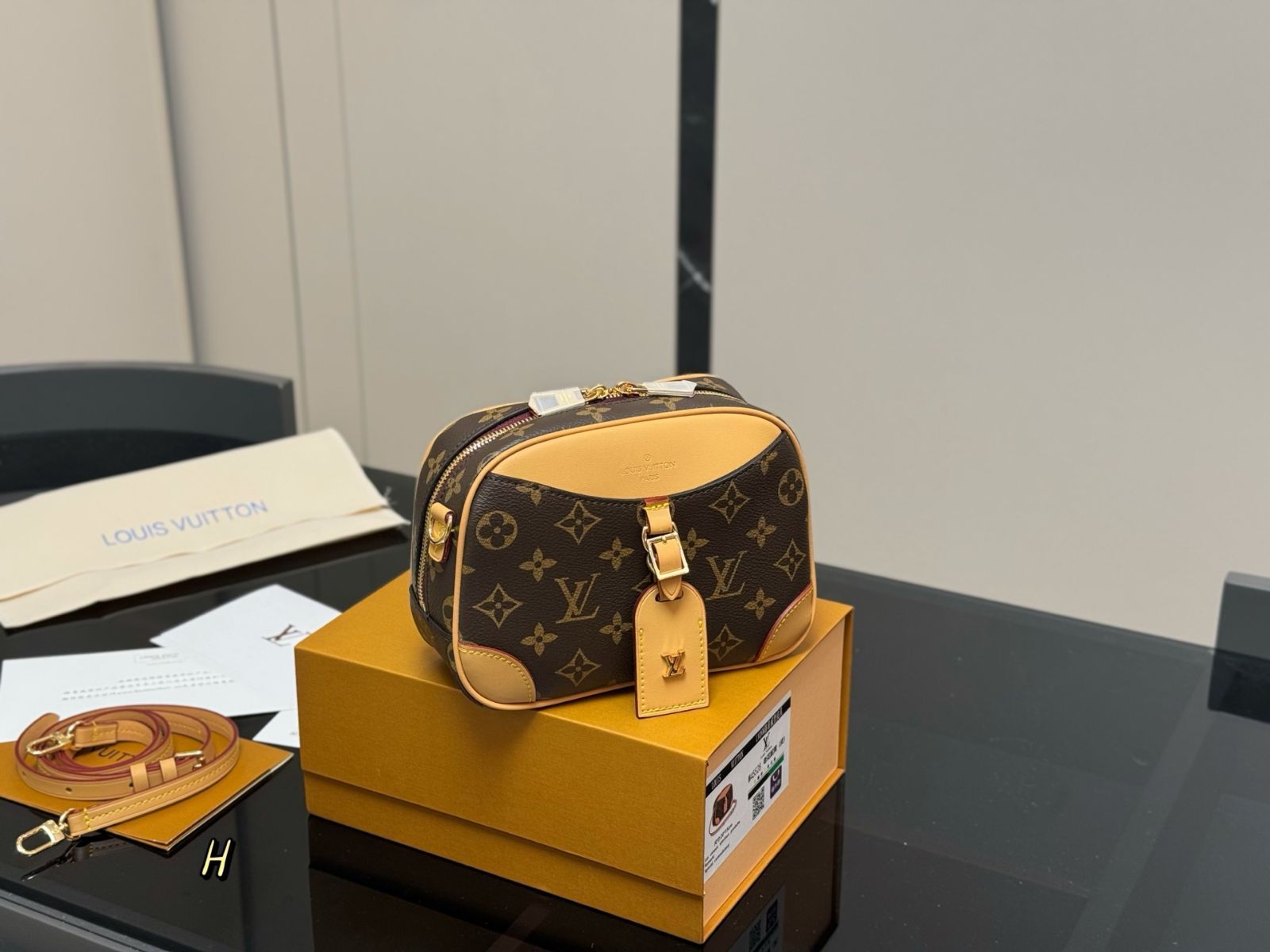 今日 LV Deauville Mini Camera Bag - ドーヴィル ミニ カメラバッグ 登場 -WTO輸入1