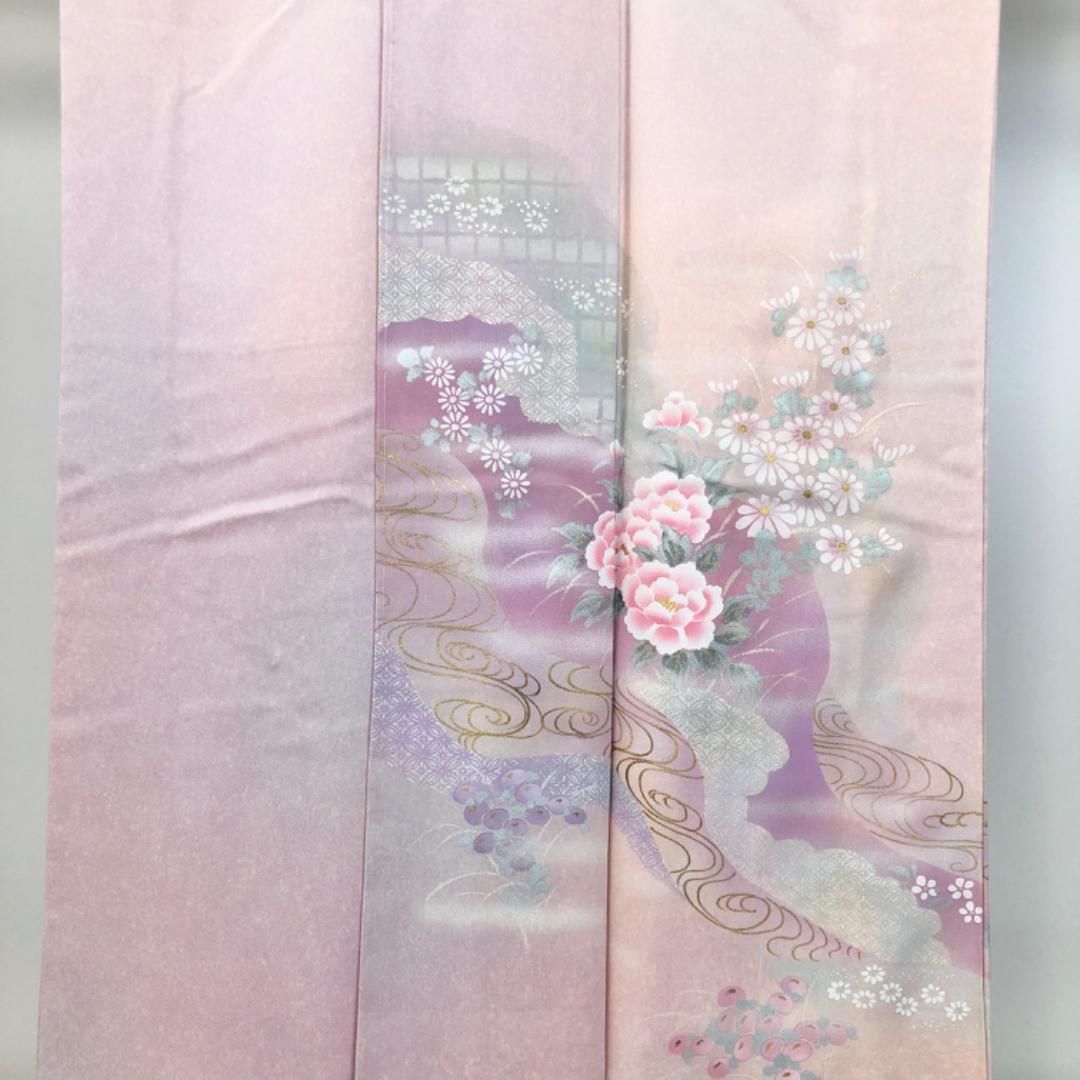 流水に美しい花模様