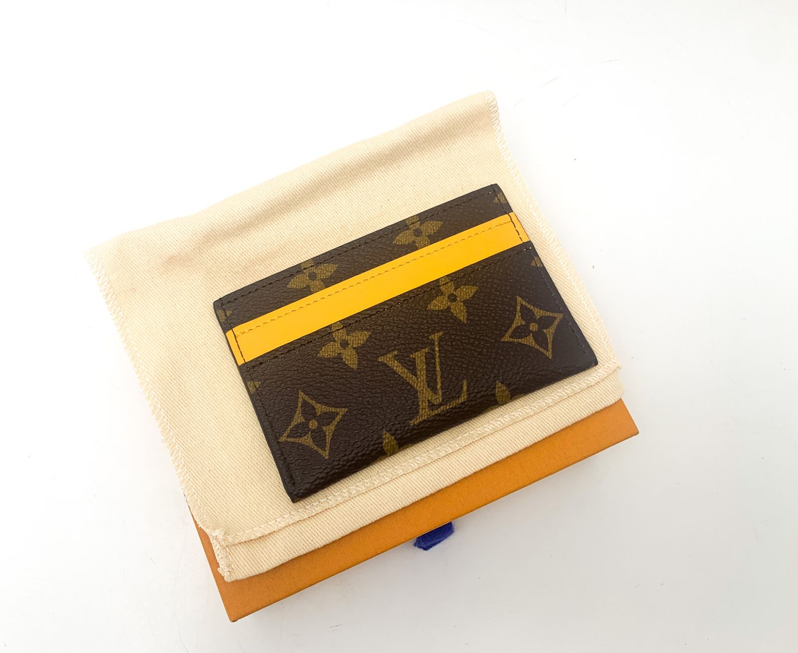 サフランイエロー