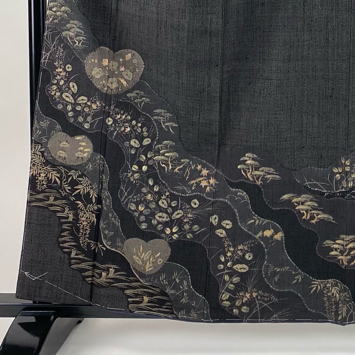 付下げ 身丈160cm 裄丈63.5cm S 袷 紬地 草花 波 絞り 金彩 黒 正絹 秀品
