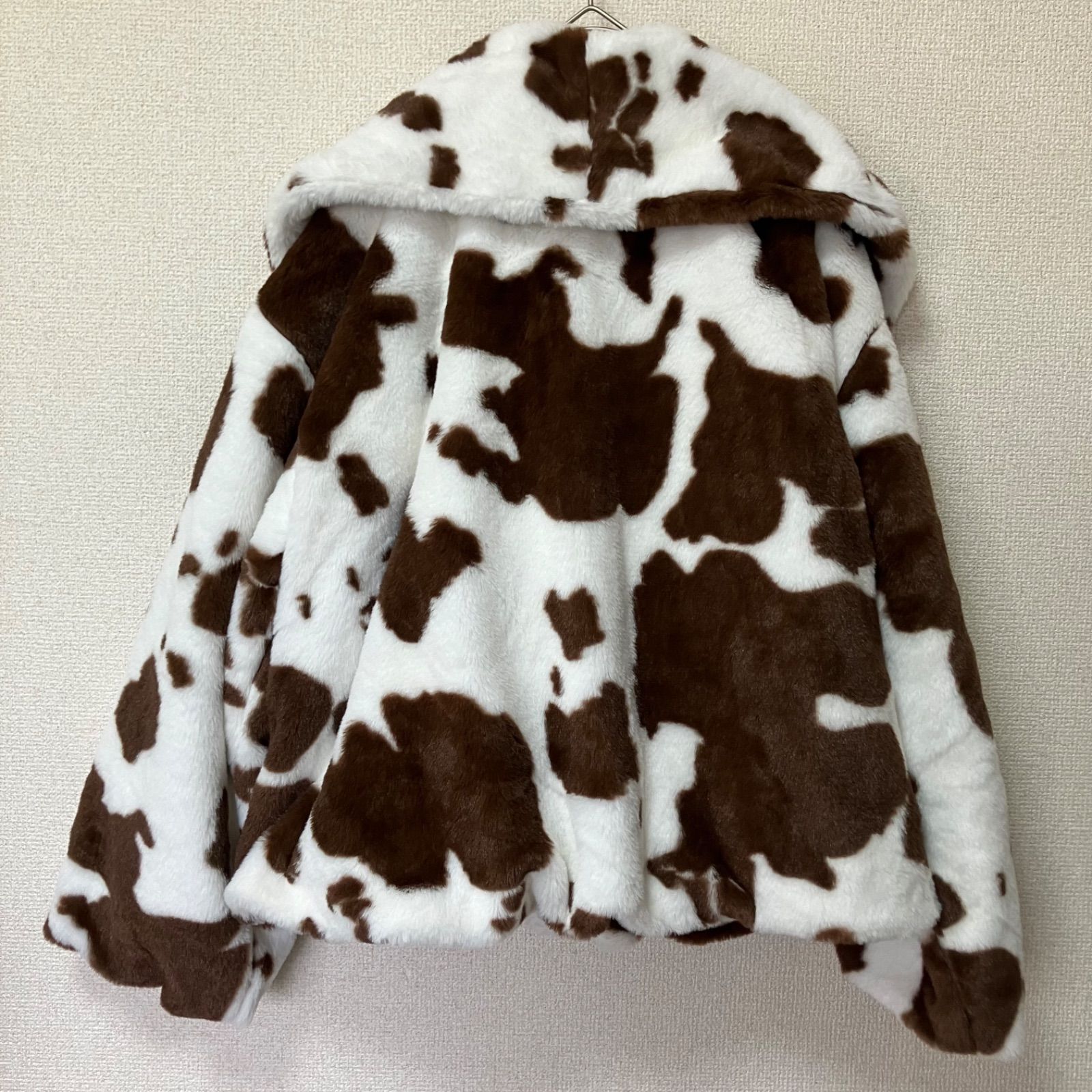美品】 SPINNS カウ柄 牛柄 デザイン フェイクファーコート ジャケット