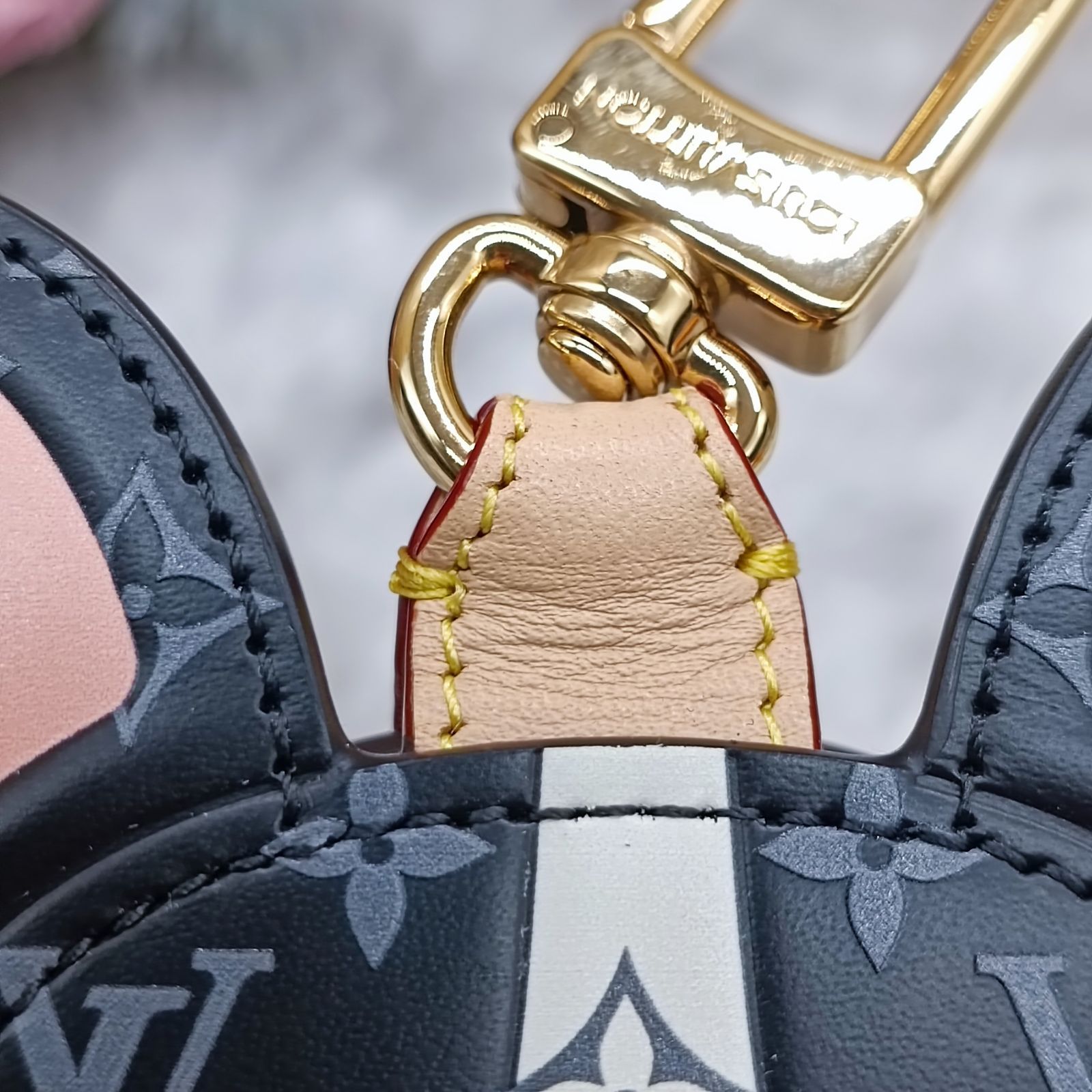 【セール中】 LOUIS VUITTON バッグホルダー チャーム ブルドック セール中】 LOUIS VUITTON バッグホルダー チャーム ブルドック