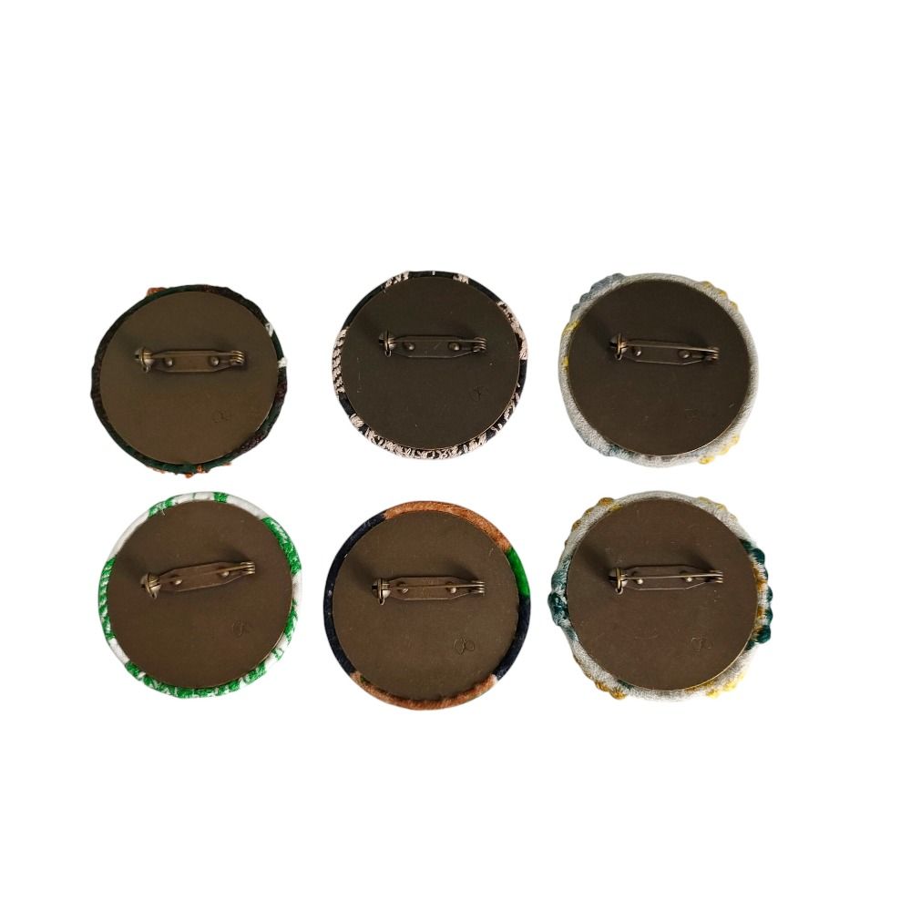 【匿名配送】ミナペルホネン　ブローチ　ピン留め　正規品　アクセサリー　レディース 美品 mina perhonen ミナペルホネン 刺繍 ブローチ くるみボタン