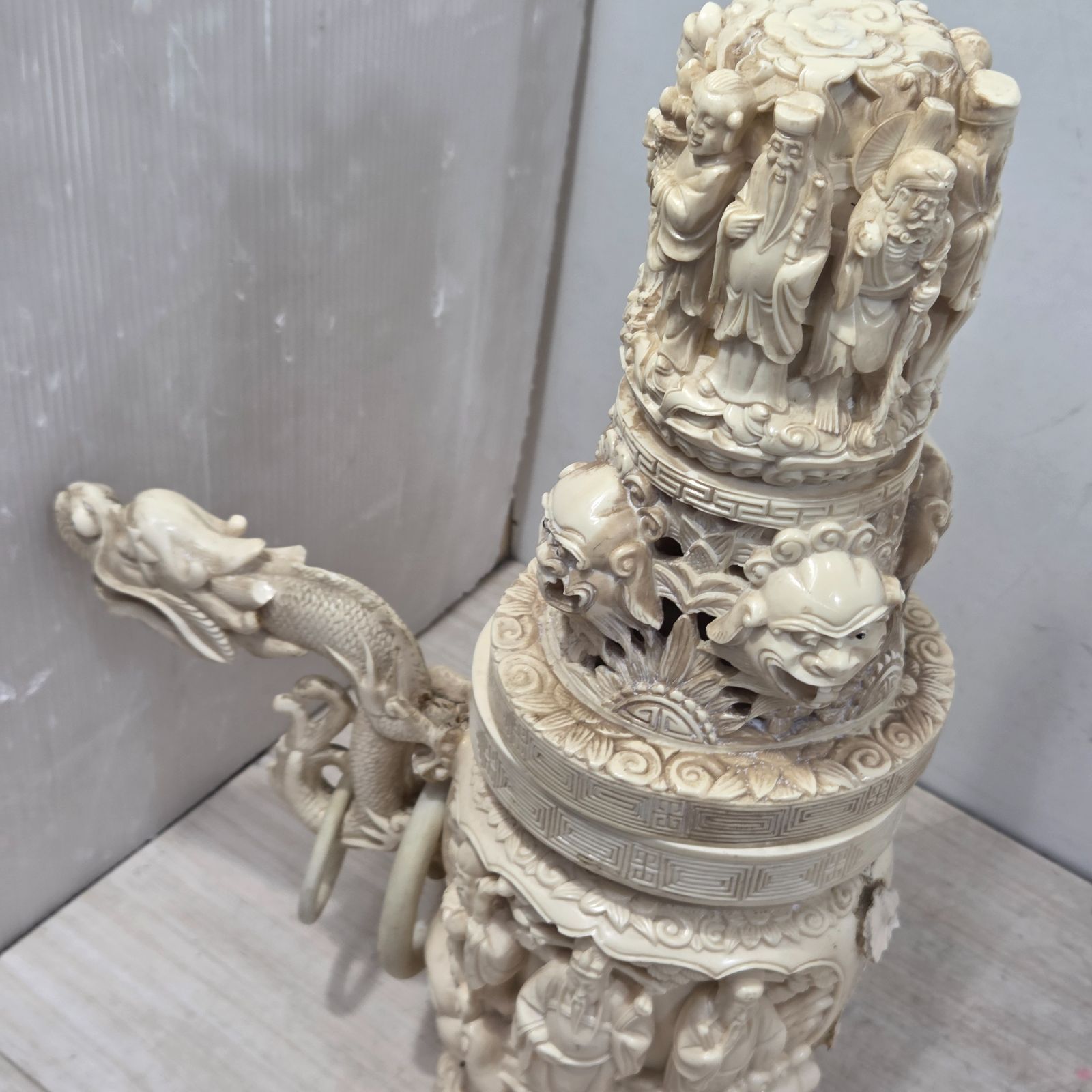 9 S97587 象牙風 三つ足彫刻 香炉 龍耳 唐木台付 中国美術 中国