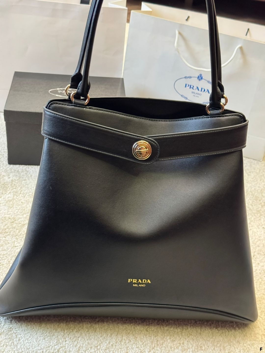 ちょこプロ欄　　お値下げPRADA ナイロン ショルダーバッグ PRADA ブラック ナイロン ショルダーバッグ - メルカリ