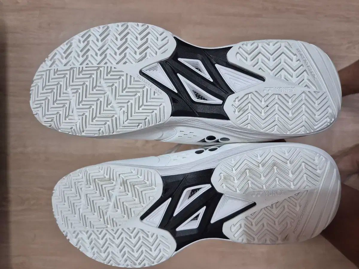 YONEX