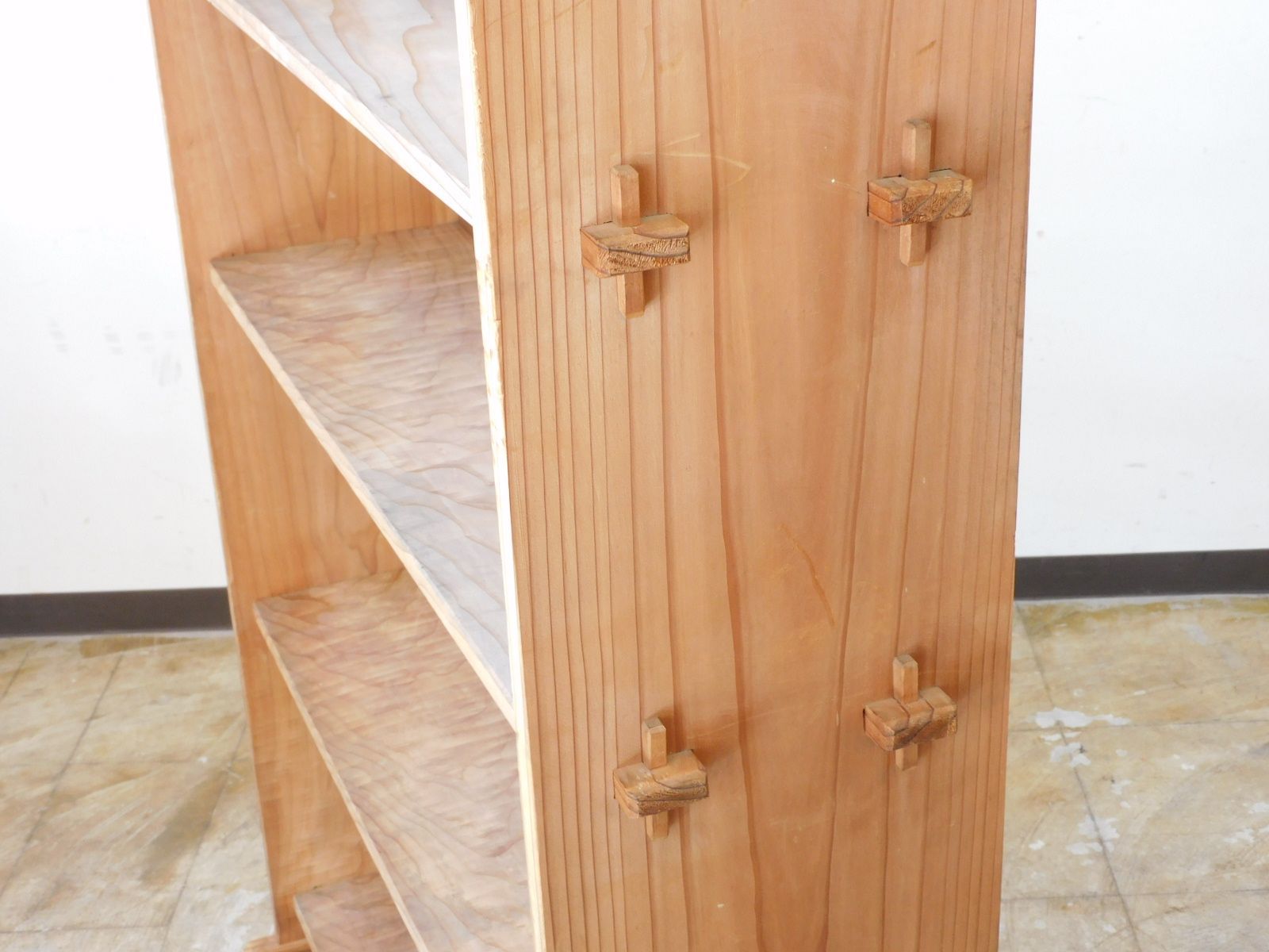 絶対お買い得！！ ふるい木味 楔留めの陳列棚 HK-a-05548 | 無垢材 オープンラック 古道具 本棚 書棚 カフェインテリア