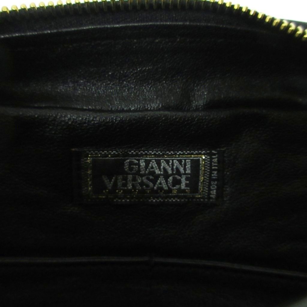 美品 GIANNI VERSACE レザー クラッチバッグ エンボス ファスナー ジャンニヴェルサーチ ヴェルサーチェ GIANNI VERSACE 美品