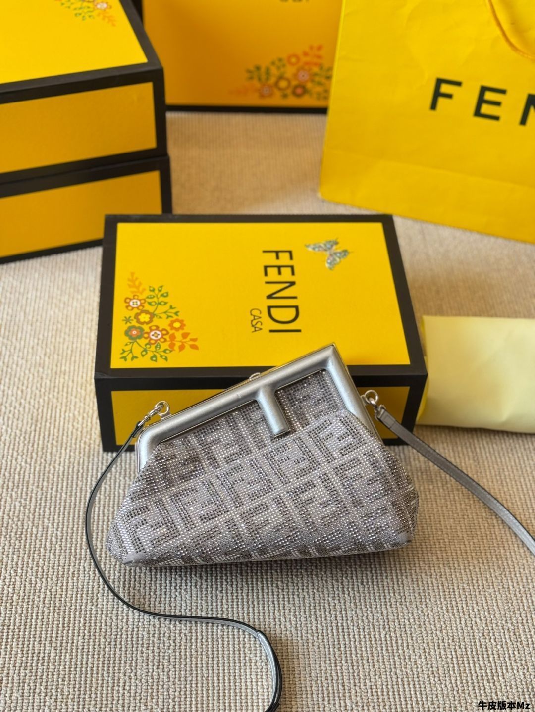 【FENDI】ファースト スモール シルバー ラミネートレザー F字型 フェンディ ファースト スモール レザー ブラウン | Fendi